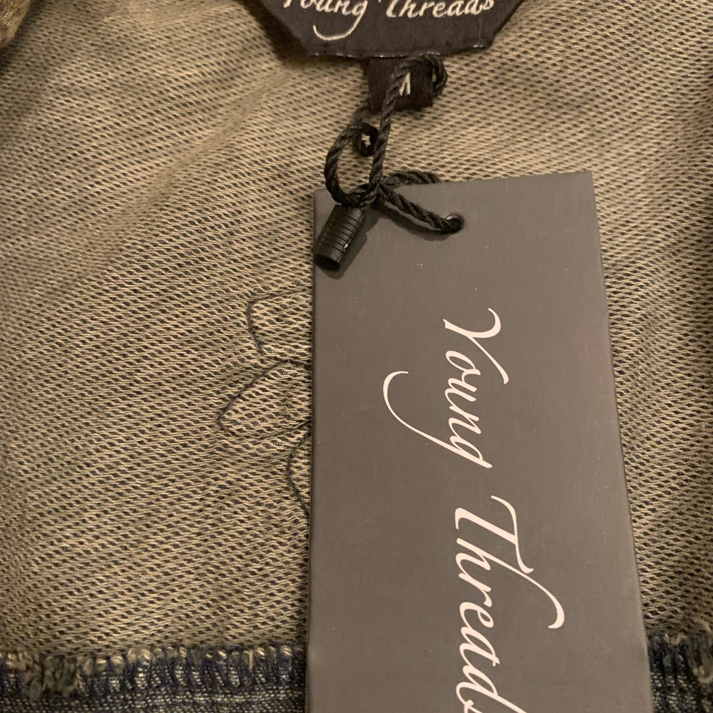 Vintage-Inspired Blue Jean Jacket with Floral Details - Picture 4 of 8